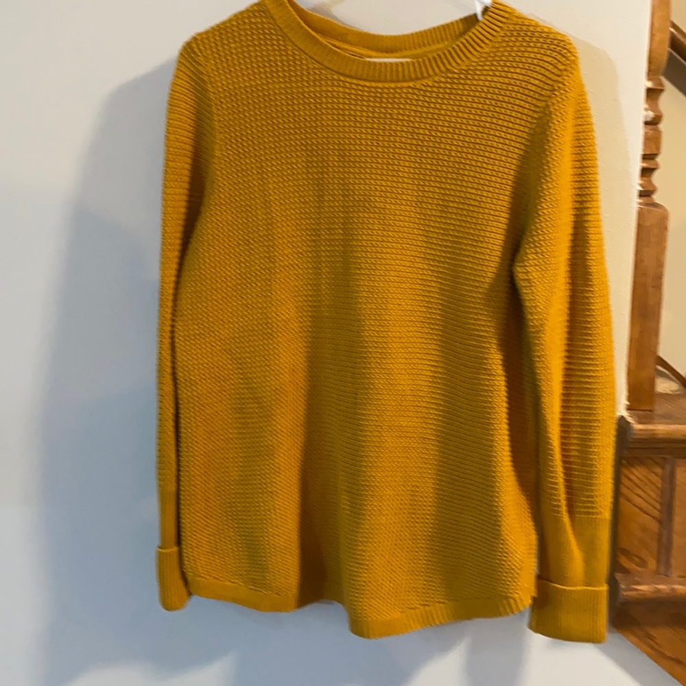 Button back womenβs sweater.